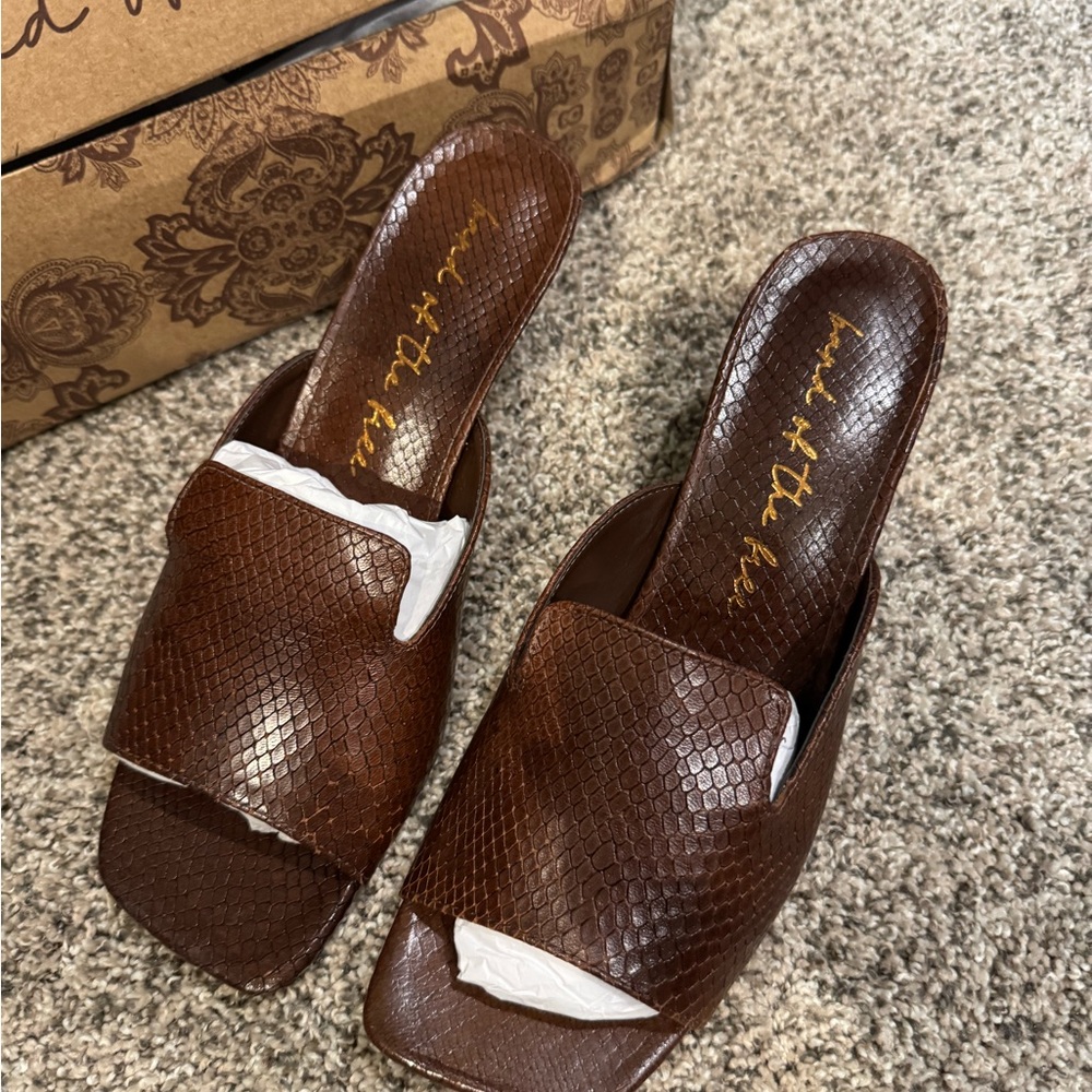 Band of The Free  Size 9. NWB